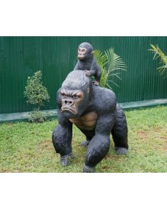 Schwarzer Gorilla mit Baby lebensgroß