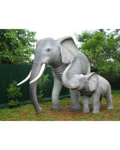 Elefant mit jungem Elefant lebensgroß