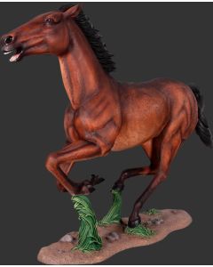 Gallopierendes braunes Pferd auf Sockel lebensgroß