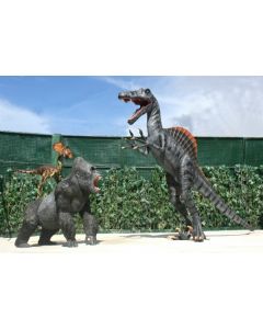 Dinosaurier Spinosaurus greift Gorilla und Raptor an lebensgroß