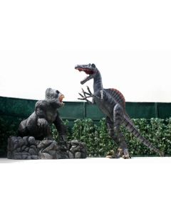 Dinosaurier Spinosaurus greift Gorilla auf Stein an lebensgroß