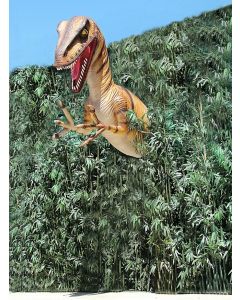 Dinosaurier Velociraptor hinter Bäumen Oberkörper lebensgroß