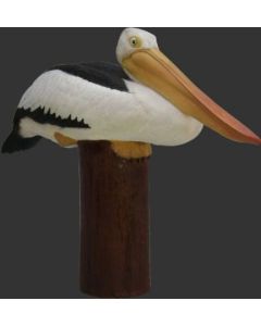 Pelikan auf Säule lebensgroß