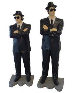 große Blues Brothers auf Asphalt lebensgroß