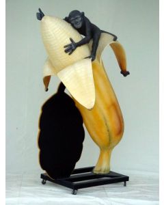 Affe auf Banane mit Display lebensgroß