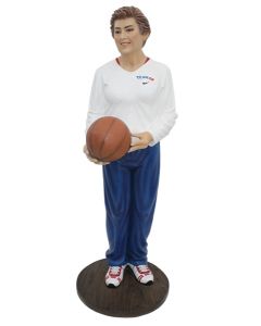 Trainer weiblich mit Basketball lebensgroß