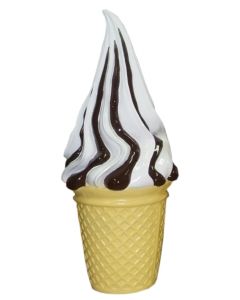 Softeis in kleiner Waffel mit Schokolade vergrößert