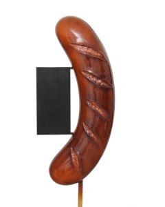 Bratwurst mit Angebotstafel übergroß XXL