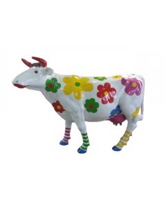 Designerkuh mit Blumen und roten Lippen lebensgroß