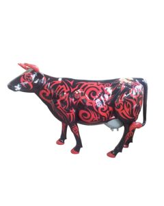 Designerkuh Tribal in Schwarz lebensgroß