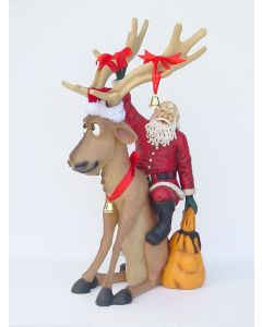Rentier lustig sitzend mit Weihnachtsmann verkleinert