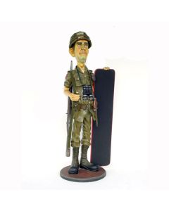 Dünner US Soldat mit Menütafel lebensgroß