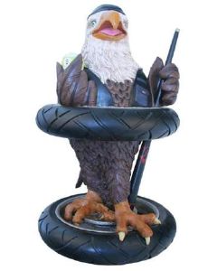 Adler als Rocker mit Billiard-Queues und Kugel lebensgroß