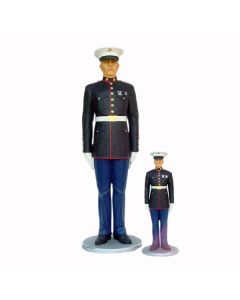kleiner salutierender Marine Offizier verkleinert