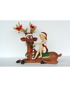 Weihnachtselfin sitzend auf lustigem Rentier lebensgroß