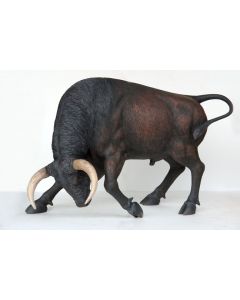 Großer Stier mit gesenktem Kopf lebensgroß
