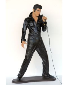Junger stehender Elvisdouble singend mit Mikrofon lebensgroß