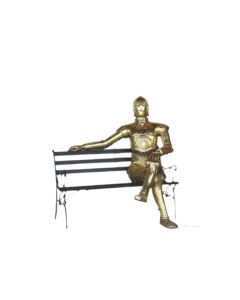 goldener Android sitzend lebensgroß