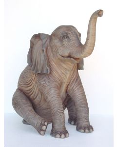 Baby Elefant sitzend lebensgroß
