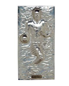 Basketballspieler als chromfarbende Wandtafel verkleinert