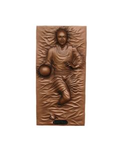 Basketballspieler als bronzefarbende Wandtafel verkleinert