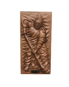 Eishockeyspieler als bronzefarbende Wandtafel verkleinert