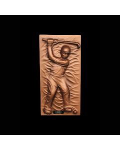 Golfer als bronzefarbende Wandtafel verkleinert