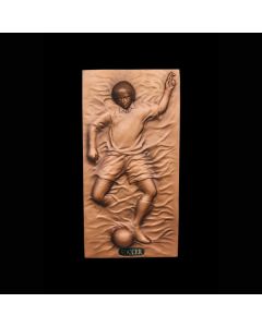 Fußballspieler als bronzefarbende Wandtafel verkleinert