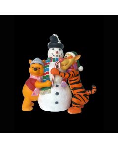 Schneemann wird von Tigger und Pooh umarmt lebensgroß