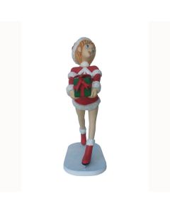 Weihnachtsmädchen auf Schlittschuhen mit Geschenk lebensgroß
