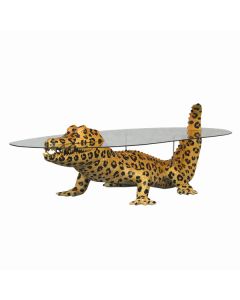 Kaiman im Leopardenlook als Couchtisch lebensgroß