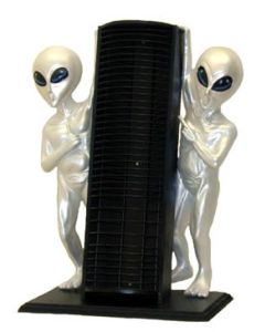 Aliens mit CD-Ständer lebensgroß