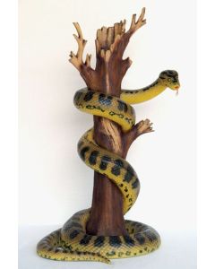 Anakonda auf Baum lebensgroß