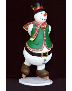 Schneemann auf Schlittschuhen lebensgroß