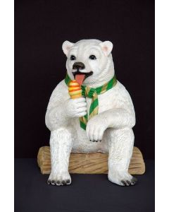 Eisbär sitzend mit Eistüte lebensgroß