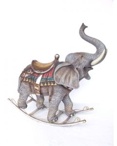 Elefant als Schaukelpferd verkleinert