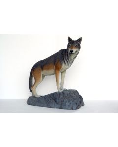 Wolf auf Felsen lebensgroß