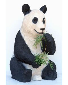 Pandabär Bambus fressend lebensgroß
