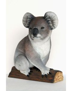 Koala Bär auf Stamm lebensgroß