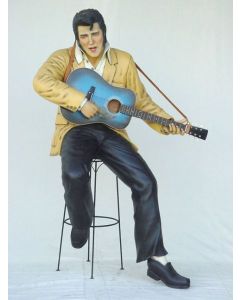 Elvisdouble mit Gitarre auf Hocker lebensgroß