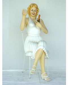 Marilyn Monroe Double sitzend mit Sektflasche lebensgroß