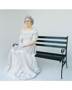 Queen Elizabeth sitzend auf Bank lebensgroß