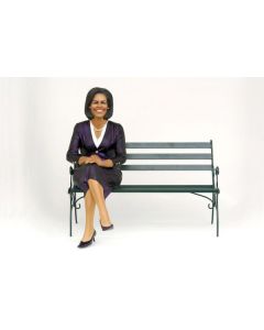 Michelle Obama sitzend auf Bank lebensgroß
