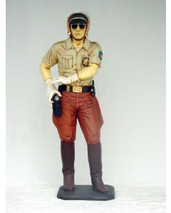 Policeman mit Waffe lebensgroß