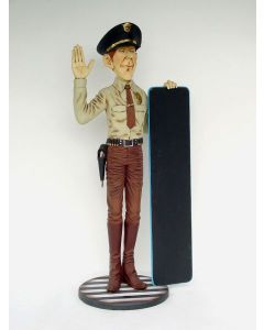 Policeman mit Angebotstafel lebensgroß