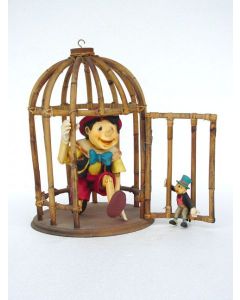 Pinocchio in Käfig verkleinert