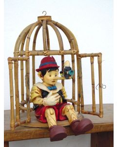 Pinocchio in Käfig weinend verkleinert