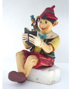 Pinocchio lesend lebensgroß