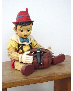 Pinocchio mit Süßigkeitentopf verkleinert