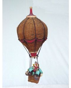 Clown schlafend im Rattan Ballon verkleinert
